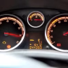 Traditionel analog bilinstrumentgruppe med mekanisk speedometer og omdrejningstæller