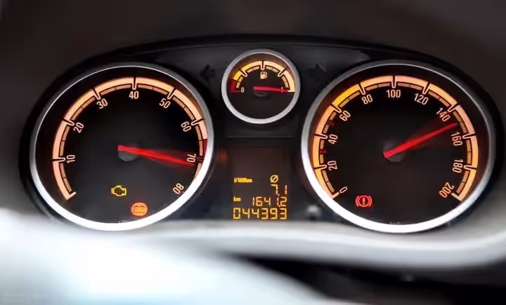 Traditionel analog bilinstrumentgruppe med mekanisk speedometer og omdrejningstæller